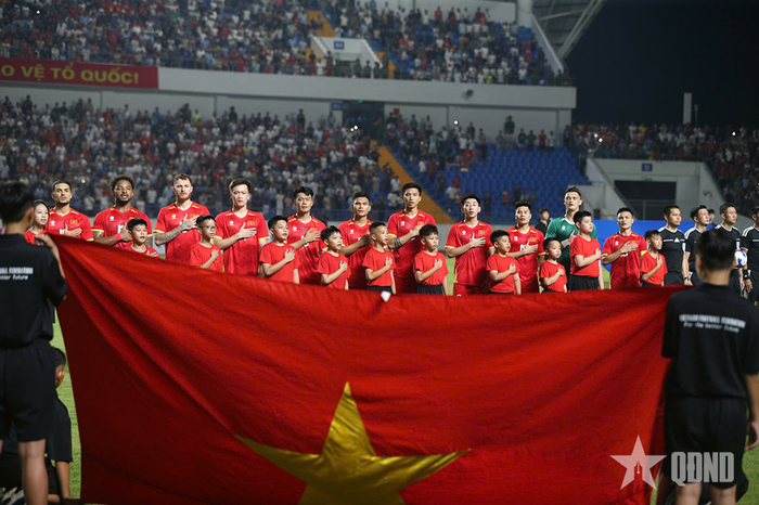Các tuyển thủ Việt Nam thực hiện nghi thức chào cờ trước trận. Ảnh: VIỆT AN