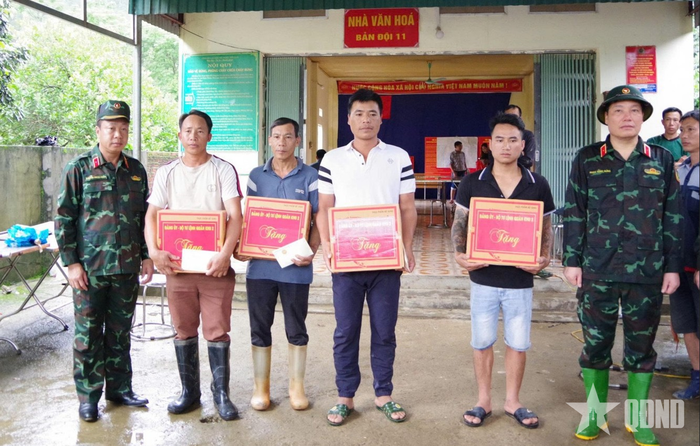 Thiếu tướng Phạm Hùng Hưng và đoàn công tác trao quà hỗ trợ của Quân khu 2 tới nhân dân xã Mường Than, tỉnh Lai Châu.