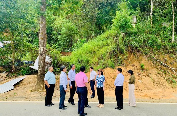 Ban Dân tộc khảo sát điểm sạt lở tại xã Khâm Đức.