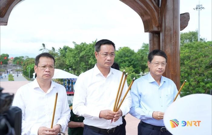 Bí thư Thành ủy Lê Ngọc Quang; Phó Bí thư Thành ủy, Chủ tịch UBND thành phố Nguyễn Mạnh Hùng và Phó Bí thư Thành ủy Ngô Xuân Thắng dâng hương tại Di tích quốc gia đặc biệt Thành cổ Quảng Trị.