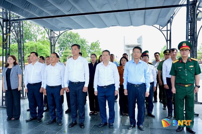 Đoàn công tác đến viếng hương, dâng hoa tại Nghĩa trang Liệt sĩ Quốc gia đường 9.