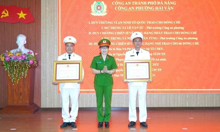 Thừa ủy quyền, Đại tá Võ Thị Trinh trao tặng Huy chương Vì an ninh Tổ quốc, Huy chương Chiến sĩ vẻ vang cho cán bộ lãnh đạo Công an phường Hải Vân.