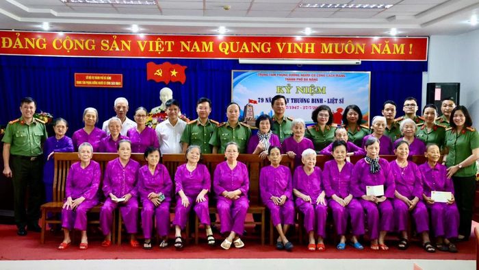 Đoàn công tác tặng quà tại Trung tâm Phụng dưỡng người có công cách mạng TP Đà Nẵng.