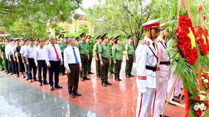 Lãnh đạo Bộ Công an và thành phố Đà Nẵng dâng hoa, dâng hương tưởng niệm các anh hùng liệt sĩ tại Nghĩa trang liệt sĩ Bắc Trà My.