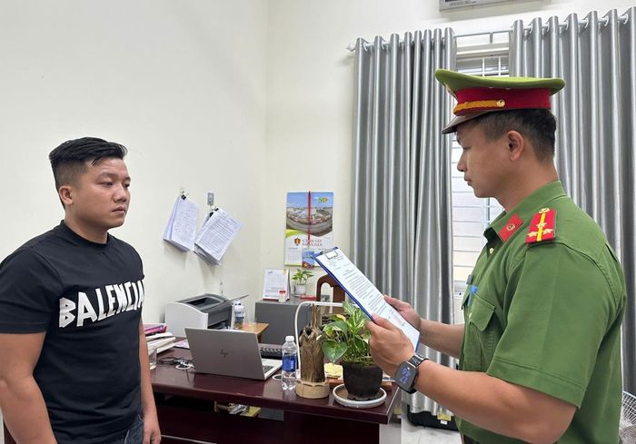 Cơ quan CSĐT Công an TP Đà Nẵng khởi tố bị can đối với Nguyễn Hữu Dũng (áo trắng) và Phan Lê Ngọc Quý (áo đen).