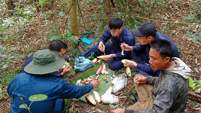 Đội Quy tập hài cốt liệt sĩ, Bộ CHQS tỉnh Nghệ An luôn kiên trì thực hiện phương châm "4 cùng" với người dân Lào.