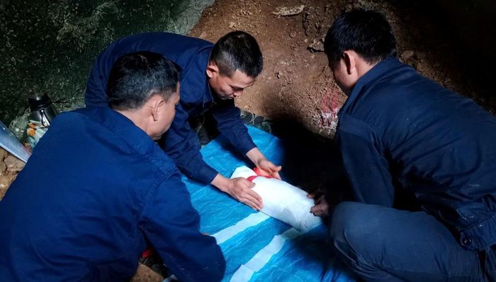 Nâng niu những hài cốt được tìm thấy để đưa các anh về quê hương.