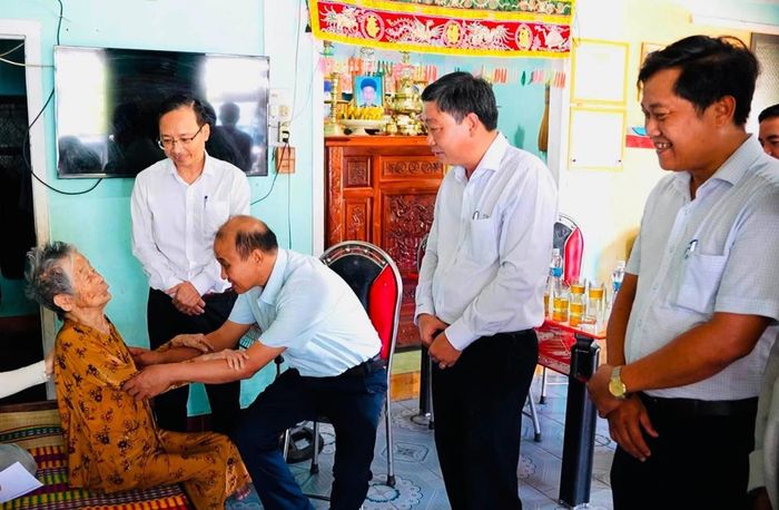 Phó Chủ tịch UBND thành phố thăm người có công tại xã Duy Xuyên.