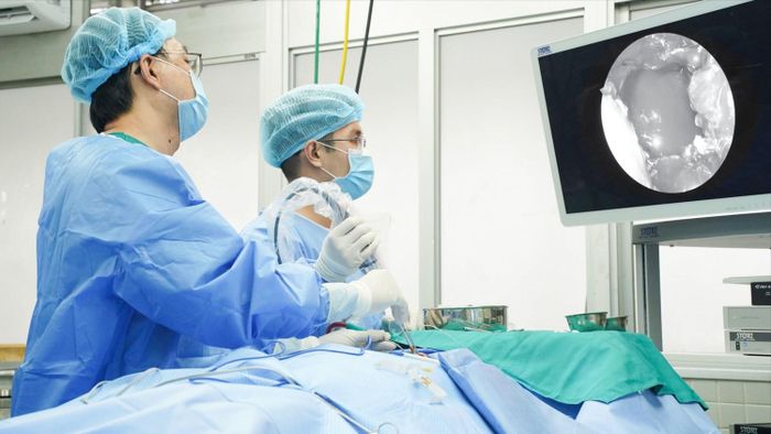 Bác sĩ Bệnh viện Chợ Rẫy (TPHCM) phẫu thuật nội soi cho người bệnh. ẢNH: NGUYỄN QUYÊN