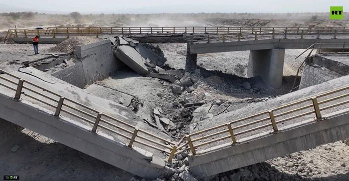 Một trong 6 cây cầu ở tỉnh Hormozgan, Iran bị Mỹ tấn công. Ảnh: RUSSIA TODAY