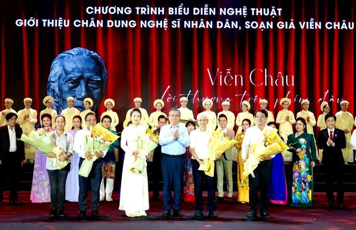  Phó Bí thư Thành ủy TPHCM Nguyễn Phước Lộc, chụp ảnh kỷ niệm với các nghệ sĩ và đơn vị thực hiện chương trình "Viễn Châu - Lời thương trên phím đàn". Ảnh: THÚY BÌNH 