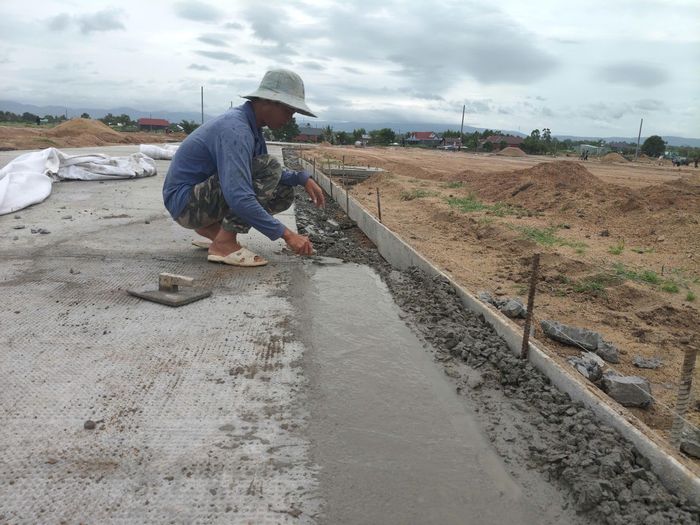 Hoàn thiện các tuyến đường quanh khu tái định cư. Ảnh: HỮU PHÚC
