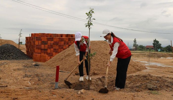 Trồng cây xanh làm đẹp cho khu tái định cư xã Ia Hiao. Ảnh: HỮU PHÚC