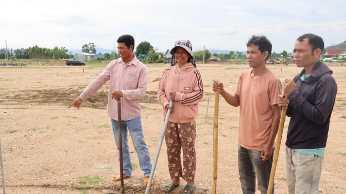 Người dân xã Ia Hiao tham quan khu tái định cư, háo hức chờ xây dựng nhà mới. Ảnh: HỮU PHÚC