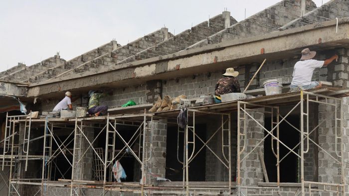 Công nhân thi công trường học tại khu tái định cư xã Ia Hiao. Ảnh: HỮU PHÚC