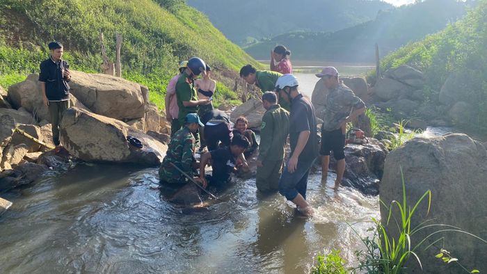 Các đơn vị đang thực hiện việc giải cứu. Ảnh: Công an xã Đăk Mar