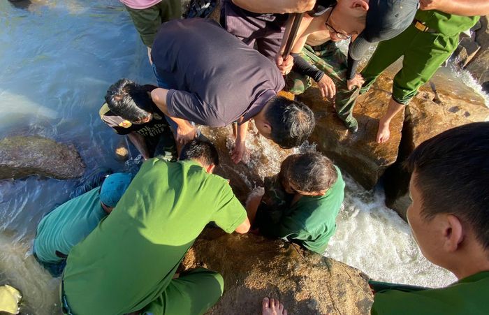 Công an xã Đăk Mar giải cứu cháu bé. Ảnh: Công an xã Đăk Mar