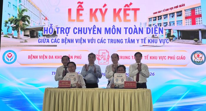 Ký kết hỗ trợ chuyên môn giữa Bệnh viện Đa khoa Tân Phú và Trung tâm y tế khu vực Phú Giáo (Ảnh: THÀNH AN)
