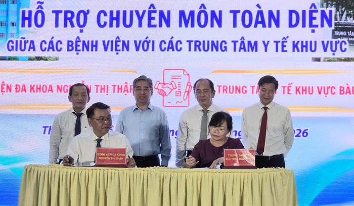 Ký kết hỗ trợ chuyên môn giữa Bệnh viện Đa khoa Nguyễn Thị Thập và Trung tâm y tế khu vực Bàu Bàng (Ảnh: THÀNH AN)