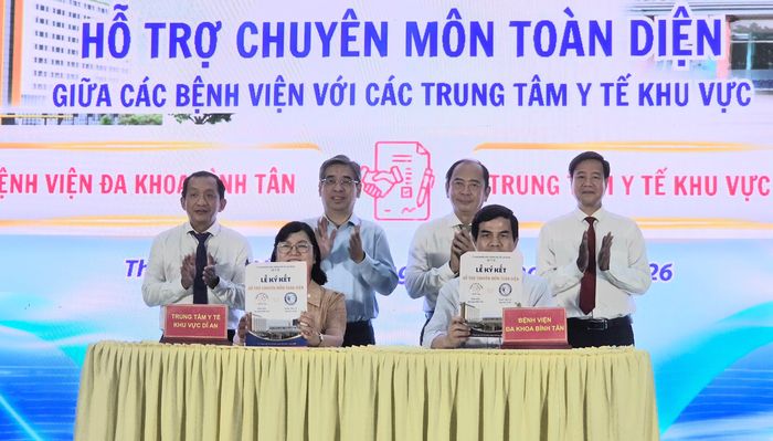 Phó Bí thư Thành ủy TPHCM Nguyễn Phước Lộc cùng Ban giám đốc Sở Y tế chứng kiến ký kết hỗ trợ chuyên môn giữa Bệnh viện Đa khoa Bình Tân và Trung tâm y tế khu vực Dĩ An (Ảnh: THÀNH AN)