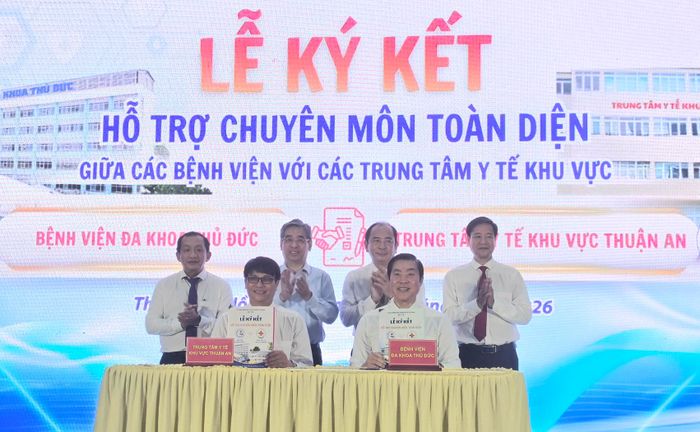 Ký kết hỗ trợ chuyên môn giữa Bệnh viện Đa khoa Thủ Đức và Trung tâm y tế khu vực Thuận An (Ảnh: THÀNH AN)