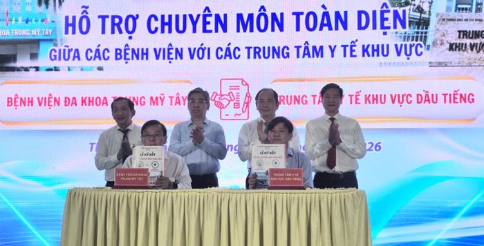 Ký kết hỗ trợ chuyên môn giữa Bệnh viện Đa khoa Trung Mỹ Tây và Trung tâm y tế khu vực Dầu Tiếng (Ảnh: THÀNH AN)