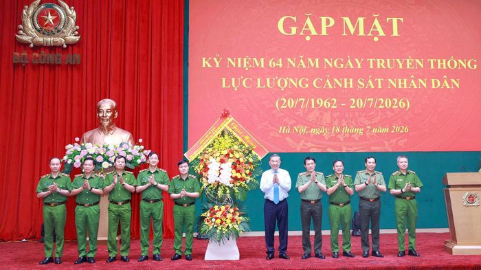 Tổng Bí thư, Chủ tịch nước Tô Lâm tặng lẵng hoa chúc mừng lực lượng Cảnh sát nhân dân. Ảnh: BỘ CÔNG AN