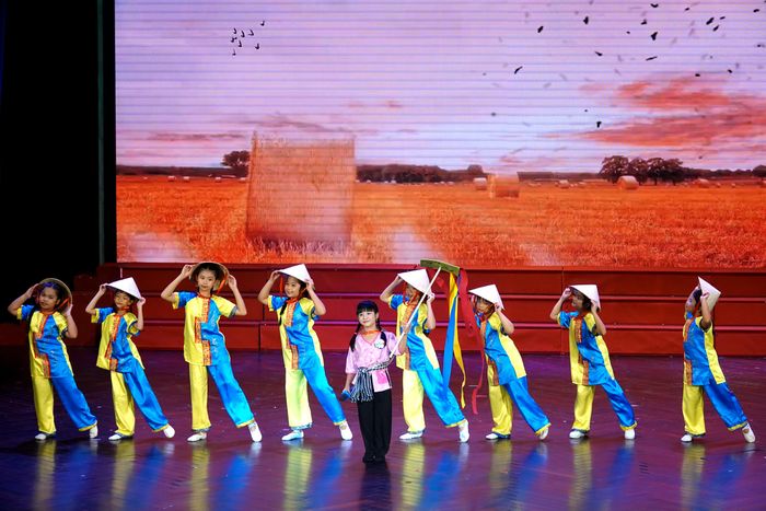 Đơn ca "Em yêu mùa hè quê em". Ảnh: THÚY BÌNH