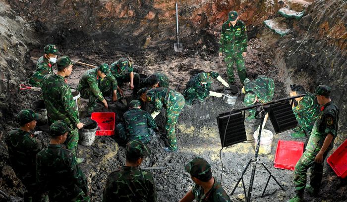 Công tác tìm kiếm, khai quật hài cốt liệt sĩ tại Công viên Lê Thị Riêng được triển khai khoa học, tỉ mỉ