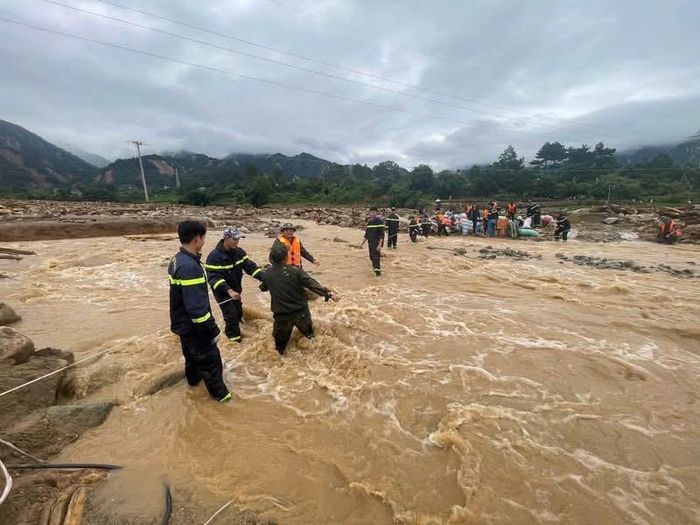 Lực lượng chức năng ở tỉnh Lai Châu cứu hộ, sơ tán người dân ra khỏi vùng lũ quét, ngày 18-7. Ảnh: CÔNG AN TỈNH LAI CHÂU