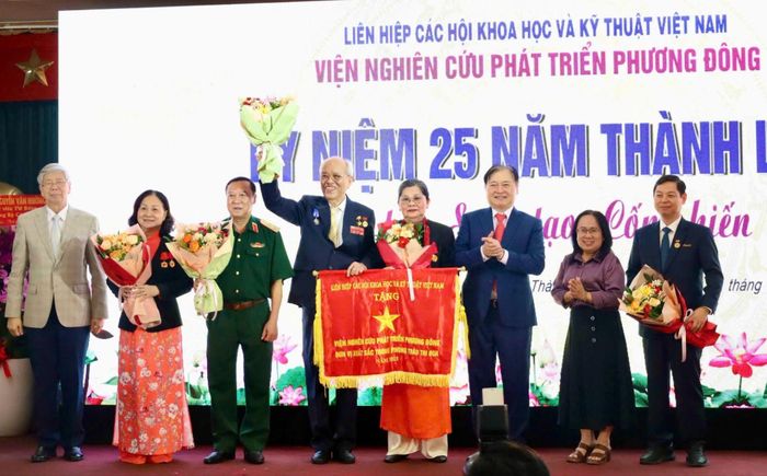 Liên hiệp các Hội Khoa học và Kỹ thuật Việt Nam trao Cờ thi đua xuất sắc cho Viện Nghiên cứu phát triển Phương Đông