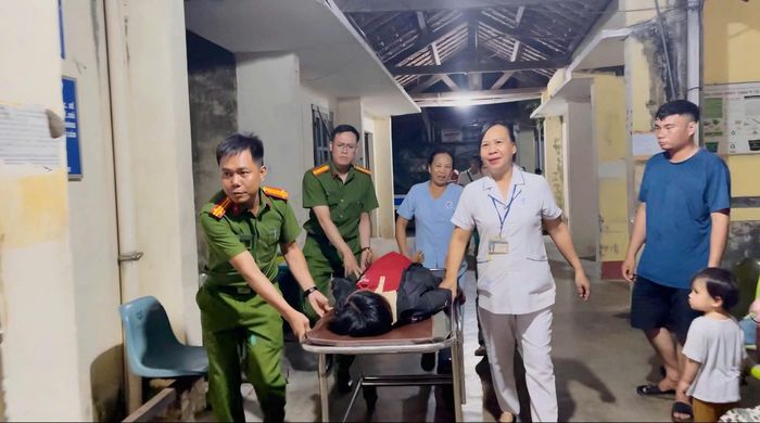 Lực lượng Công an xã Vân Hòa kịp thời hỗ trợ đưa sản phụ đến bệnh viện an toàn