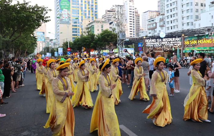 Hơn 1.200 nghệ sĩ, diễn viên khuấy động phố biển Nha Trang