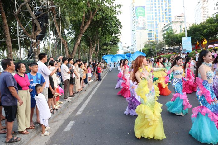 Người dân và du khách theo dõi chương trình