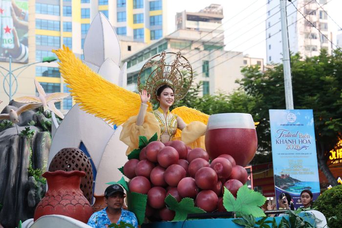 Xe hoa diễu hành với nhiều màu sắc