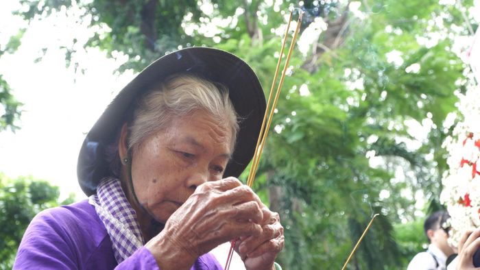 Dâng nén hương đến các Anh hùng liệt sĩ, hơn ai hết, bà Lệ ngóng trông tin tức về người yêu đã xa cách gần 60 năm qua. Ảnh: THANH CHIÊU, chụp ngày 13-7
