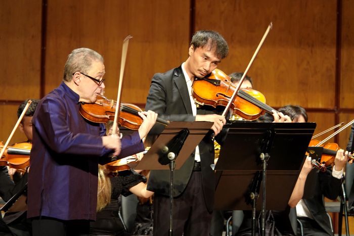 Nghệ sĩ violin người Pháp - Christophe Poiget và nghệ sĩ viola Phạm Vũ Thiên Bảo biểu diễn tác phẩm "Sinfonia Concertante giọng Mi giáng trưởng" của Wolfgang Amadeus Mozart. Ảnh: THÚY BÌNH