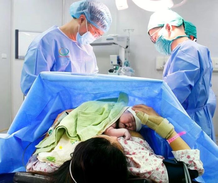 Bộ Y tế đề xuất hơn 151 tỷ đồng hỗ trợ các gia đình chỉ sinh 2 con gái. Ảnh đón trẻ chào đời tại Bệnh viện Sản Nhi Quảng Ninh. Ảnh: BVCC