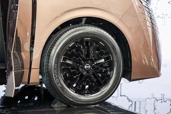 Hệ thống treo tiên tiến cũng góp phần gia tăng sức hấp dẫn của mẫu MPV này, đặc biệt đối với nhóm khách hàng có tài xế riêng. Nissan gọi đây là hệ thống Intelligent Dynamic Suspension, có khả năng liên tục theo dõi mặt đường phía trước và chủ động điều chỉnh lực giảm chấn. Bên cạnh đó, hệ dẫn động 4 bánh e-4orce cũng giúp hạn chế dao động thân xe và tối ưu khả năng vận hành theo từng điều kiện di chuyển.