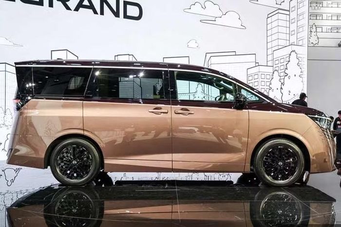 Giờ đây, Elgrand hoàn toàn mới đã chính thức xuất hiện và Nissan kỳ vọng đây sẽ là đối thủ thực sự của Toyota Alphard. Mẫu MPV hạng sang này lần đầu được giới thiệu vào cuối năm ngoái nhưng chỉ mới chính thức có mặt tại các đại lý ở Nhật Bản. Elgrand thế hệ mới lấy cảm hứng thiết kế từ mẫu xe ý tưởng Hyper Tourer ra mắt năm 2023 cùng triết lý "Timeless Japanese Futurism" của Nissan.