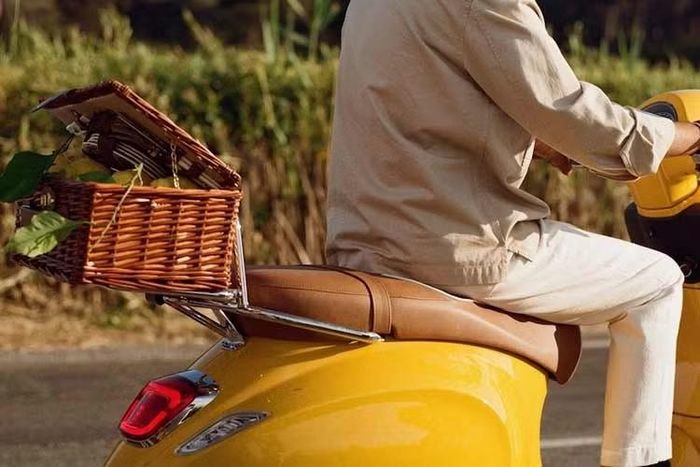 Ở phía sau, giá để hành lý mạ crôm kéo dài thành một giỏ mây tinh tế , một điểm nhấn sang trọng gợi nhớ đến những kỳ nghỉ Địa Trung Hải và truyền thống ven biển của vùng Riviera.
