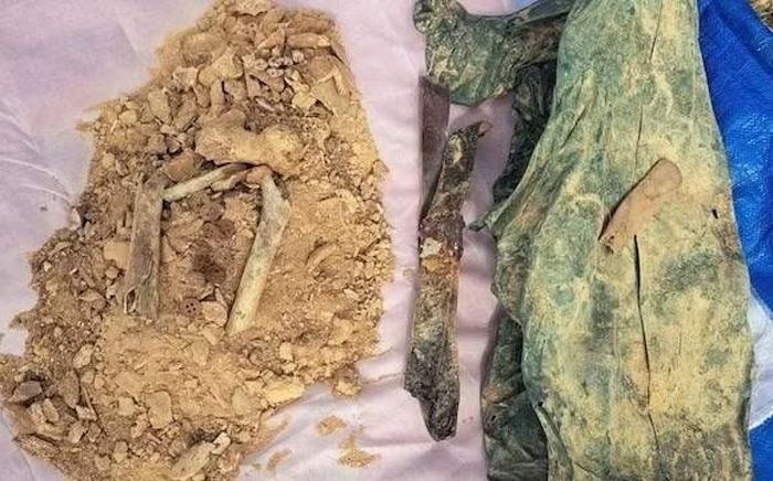 Hài cốt liệt sĩ kèm theo di vật được lực lượng chức năng tìm thấy.