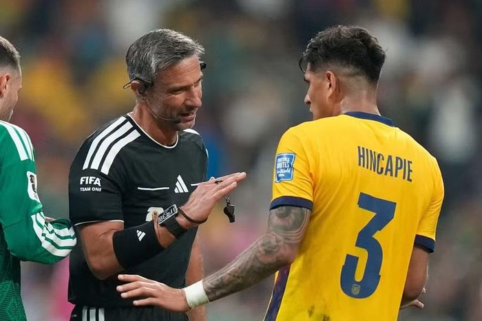 Trọng tài Vincic rút thẻ đỏ với hậu vệ Piero Hincapie trong trận Mexico thắng Ecuador 2-0. Ảnh: AP.