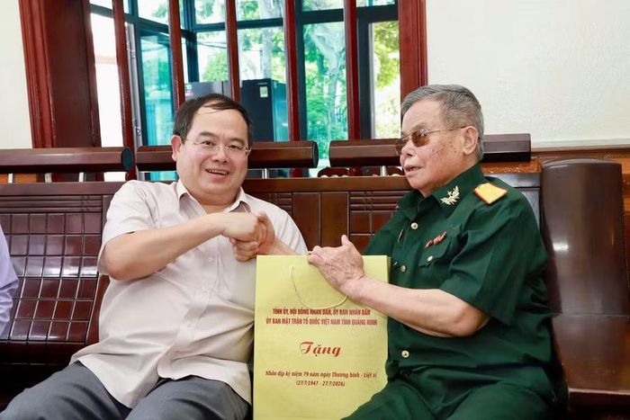 Bí thư Tỉnh ủy Quảng Ninh tặng quà thương binh Trần Duy Nhiên.