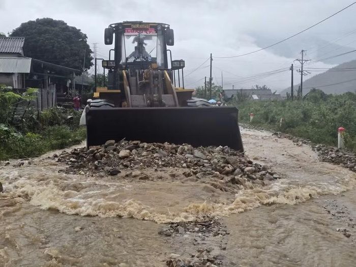 Nỗ lực khơi thông các tuyến đường.