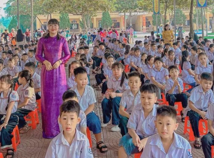 Cô trò Trường Tiểu học thị trấn Hạ Hòa (Phú Thọ).