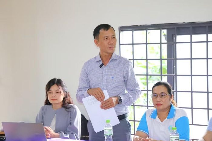 Ông Nguyễn Văn Quang, Phó Trưởng phòng Văn hóa - Xã hội xã Ea Kly phát biểu tại lễ khai giảng. (Ảnh: Thế Hùng)