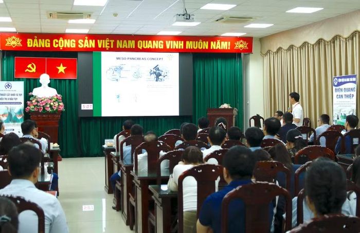 TS.BS. Nguyễn Thành Khiêm (PGĐ Trung tâm Phẫu thuật Tiêu hóa, Bệnh viện Bạch Mai) báo cáo khoa học tại hội thảo.