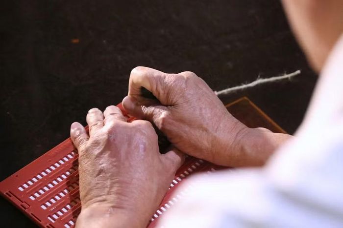 Không còn đôi mắt, ông Khoa tìm thấy ánh sáng bằng chữ nổi Braille.