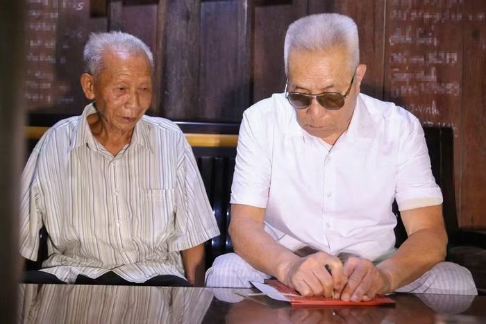 Thương binh Nguyễn Đăng Khoa (bên phải) tìm thấy ánh sáng từ bóng tối, dẫn lối tri thức cho nhiều học trò.